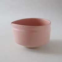 Bol à matcha en céramique rose mat rustique avec bec verseur, design personnalisé, accessoire japonais pour le thé matcha