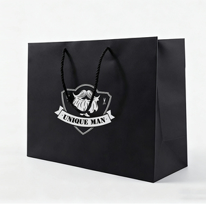 Sacs de shopping en papier kraft noir recyclables, personnalisés avec logo imprimé et estampage à chaud doré, pour emballage promotionnel de vêtements et cadeaux de détail - Product Image 5