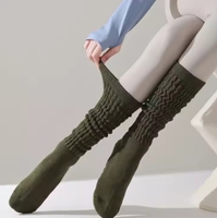 Vente en gros de chaussettes de Pilates antidérapantes au design personnalisé Chaussettes rayées à volants pour femmes Pilates Yoga Grip Chaussettes de danse athlétique pour femmes
