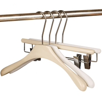 Cintres en bois de hêtre blanc laiteux en gros, à épaules larges, avec pinces pour manteaux et pantalons, pour boutiques féminines