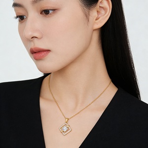Collier Pendentif Minimaliste Carré Double Cadre en Laiton Plaqué Or 18K avec Zirconiums AAA, Chaîne à Maillons, Vente en Gros de Bijoux Tendance - Product Image 2