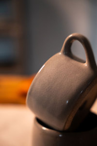Taza de Café de Cerámica Hecha a Mano, Apta para Microondas, Color Gris Craquelado, Interior con Esmalte Azul, Personalizable con Logotipo para Venta al Por Mayor - Product Image 3