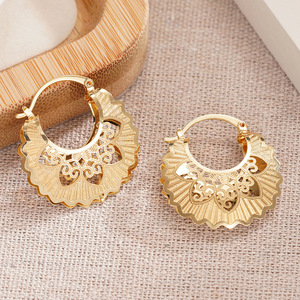 Orecchini a polsino floreali cavi da donna, eleganti gioielli alla moda con design a fiore in stile bohémien - Product Image 3