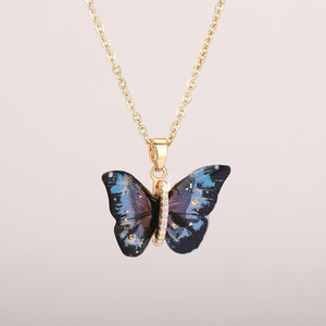 Collana con Ciondolo a Farfalla Placcata Oro in Resina Acrilica con Strass, Gioiello da Donna per Uso Quotidiano e Regalo - Product Image 1