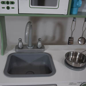 Cocina de juguete de madera para niños pequeños con accesorios de grifo - Product Image 4