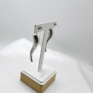 Vente en gros usine : Boucles d'oreilles unisexe tendance en acier inoxydable plaqué <span class=keywords><strong>or</strong></span>, avec breloque <span class=keywords><strong>corne</strong></span> <span class=keywords><strong>italienne</strong></span> 3D et motif piment - Product Image 5