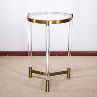 Table basse en acrylique avec coins en métal doré |   Table d'appoint moderne en lucite avec plateau en plexiglas et accessoires de luxe