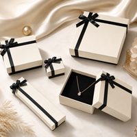 Boîtes d'emballage pour bijoux en carton écologique carrées avec logo personnalisé pour bagues, bracelets, montres avec un élégant ruban, boîte cadeau