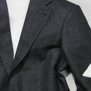 Blazer de costume d'affaires italien en laine gris foncé sur mesure pour homme avec doublure exclusive inspirée de l'anime. Vente en gros de confection sur mesure pour B2B - Product Image 5