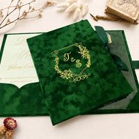 Invitations de mariage de luxe en velours vert sauge et noir avec monogramme doré en relief sur carte acrylique et enveloppe
