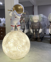 Sculpture d'astronaute lumineuse en résine et fibre de verre sur mesure, taille réelle