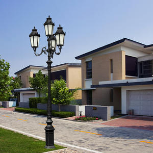 Poste <span class=keywords><strong>de</strong></span> lámpara <span class=keywords><strong>de</strong></span> carretera para exteriores con paisaje <span class=keywords><strong>de</strong></span> estilo europeo <span class=keywords><strong>de</strong></span> 2 cabezas, luces Led IP55, Control remoto impermeable, alimentación <span class=keywords><strong>de</strong></span> CA para decoración <span class=keywords><strong>de</strong></span> jardín - Product Image 1