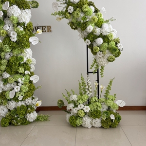 Arreglo Floral de Rosas y Hortensias Artificiales Blancas y Verdes, Perfecto para Fondos de Boda Lujosos y Decoraciones de Mesa - Product Image 4