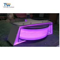 Table de diffusion de lumière LED de luxe moderne, table de présentation de nouvelles télévisées, table de studio de télévision avec matériau en bois