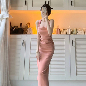 Robe longue moulante Hesheng rose bonbon à col licou pour femme, style français, taille ajustée, élégante, pour l'été - Product Image 1
