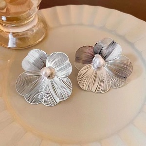 Boucles <span class=keywords><strong>d</strong></span>'Oreilles Clou Mode Perles Personnalisées Polyvalentes, Fleur en Métal avec Tige en <span class=keywords><strong>Argent</strong></span>, Vente en Gros - Product Image 3