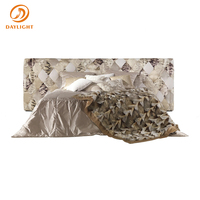 Lit capitonné de luxe style Wild-Chic avec tête de lit capitonnée en patchwork multi-matériaux, lit plateforme haut de gamme en cuir et velours mélangés