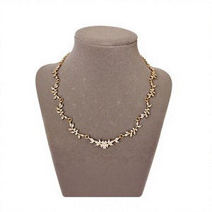 Collier romantique vintage plaqué or avec fleur en cristal naturel, pendentif élégant pour femme, idéal pour mariage, soirée ou fiançailles - Product Image 1