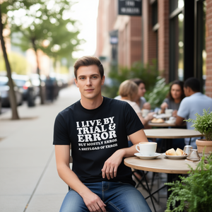 Je vis par essai et erreur, mais principalement par une quantité incalculable d'erreurs T-Shirt - Product Image 3