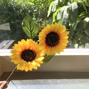 Fournisseur exclusif de fleurs artificielles en soie et plastique en forme de tournesol pour la décoration de la maison, les mariages et les accessoires de photographie en extérieur - Product Image 3