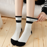 Chaussettes mi-mollet pour femmes à rayures noires et blanches, chaussettes de sport à motif de lettres printemps-automne, chaussettes en coton absorbant l'humidité