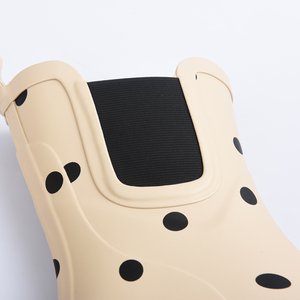 Une paire de bottes de <span class=keywords><strong>pluie</strong></span> pour femmes, imperméables et douces, de couleur <span class=keywords><strong>beige</strong></span>, avec motifs circulaires noirs - Product Image 6