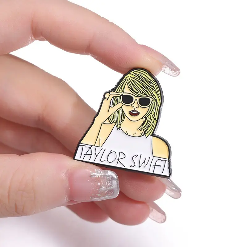 Grosir jumlah besar Pin Enamel Superstar penyanyi Taylor Swift Eras Tour Pin bros lencana logam untuk wanita anak perempuan