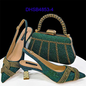 Scarpe da festa nigeriane con borsa abbinata, set di scarpe e borsa italiane da donna con finiture brillanti, borsa da sera a mano e décolleté a punta - Product Image 1