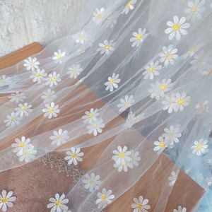 Piccola margherita 3D ricamata in maglia tessuto 130cm di larghezza <span class=keywords><strong>colorato</strong></span> fiore <span class=keywords><strong>Tulle</strong></span> per sposa donna abito da sposa per la moda delle ragazze - Product Image 4