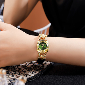 Reloj de pulsera de cuarzo con correa de cuero negra y números romanos cuadrados dorados para mujer, elegante reloj de vestir vintage para fiesta u oficina - Product Image 5