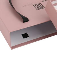 Caja de Regalo de Lujo Rígida Rosa para Pelucas con Cinta, Laminado Mate, Grabado en Relieve y Recubrimiento UV, Hecha a Mano