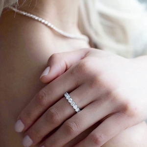 Anillo Fino y Delgado de Eternidad, Oro Blanco de 18k, Anillo con Diamante Cultivado en Laboratorio - Product Image 6