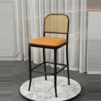 Tabouret de bar en rotin confortable et élégant, avec structure en métal, pour intérieur, vente en gros, fournisseur OEM personnalisé