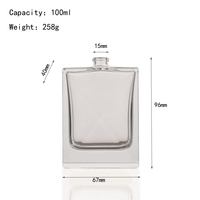 Flacon de parfum carré en verre de 100 ml, forme unique, bords fins, fond épais, avec impression sérigraphique, bouchon à vis et pompe pulvérisatrice
