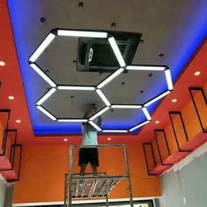 โคมไฟเพดาน LED สีดำทรงสี่เหลี่ยมทันสมัย โครงสแตนเลสสีทอง ขั้วหลอด E26 แสงวอร์มไวท์ 3500K ปรับความสูงได้ เหมาะสำหรับห้องนั่งเล่น - Product Image 3