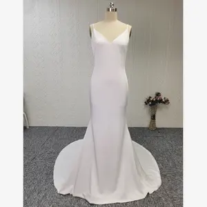 Vestido de novia de diseño simple con tirantes finos de sirena, vestido sexy de espalda baja con escote en v profundo, foto real