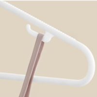 Cintres à vêtements en plastique PP de qualité supérieure, 2 crochets, fines attaches, blanc, épaisseur 0,2 po, gain de place, moulés par injection, marque personnalisée, paquet de 30/50
