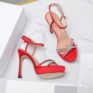 Sandalias de plataforma de alta calidad en rojo, brillantes y elegantes, con un estilo de boda elegante y a la moda. Zapatos de plataforma de diseñador. - Product Image 3