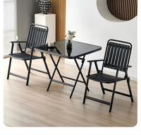 Table pliante en verre trempé avec structure en métal + 2 chaises pliantes avec structure en métal et assise en PP, idéale pour les jardins, les plages, les cafés en plein air
