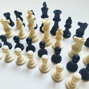 Pezzi degli <span class=keywords><strong>scacchi</strong></span> in plastica da 6.5cm impostati per il gioco degli <span class=keywords><strong>scacchi</strong></span> classici <span class=keywords><strong>bianchi</strong></span> e neri per gli accessori della scacchiera - Product Image 4