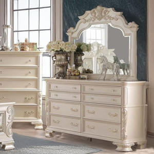 Juego de Muebles de Dormitorio Tallados - Cama Tapizada con Detalles Acolchados, Cómoda con Espejo y Mesita de Noche - Product Image 4