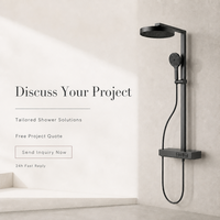 Système de douche mural en laiton finition noir mat avec douchette à main et pommeau de douche rond, rail vertical et trois boutons de commande pour salle de bain