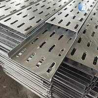 Chemin de câbles perforé pré-galvanisé à structure ventilée pour la distribution de câbles dans les entrepôts et les grandes infrastructures