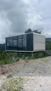 Casa Prefabricada Portátil de Acero con Puerta de Vidrio de Diseño Moderno Personalizable, Mini Casa Móvil Tipo Cápsula Espacial, Cabaña Apple Pod - Product Image 5