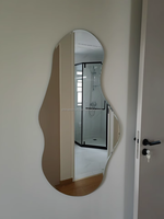 Miroir mural sur pied au design moderne irrégulier, grand miroir décoratif en verre pour salon et chambre à coucher