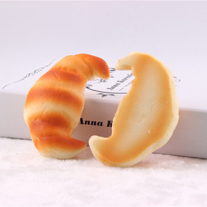 Porte-clés pendentif Squishy Croissant de 1 cm, modèle alimentaire réaliste en PU, jouet à remontée lente, jouet de décompression souple à presser - Product Image 4