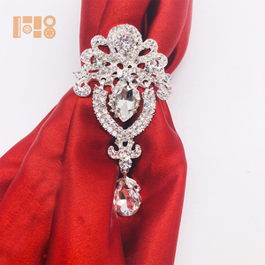 Anelli <span class=keywords><strong>Portatovaglioli</strong></span> <span class=keywords><strong>in</strong></span> Cristallo Placcato <span class=keywords><strong>Argento</strong></span> con Strass per Decorazione Tavoli Matrimoniali - Product Image 2