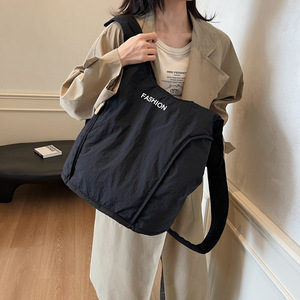 Sac à dos décontracté léger pour femme, idéal pour les étudiants et le sport, en polyester, nouvelle collection 2025 - Product Image 2