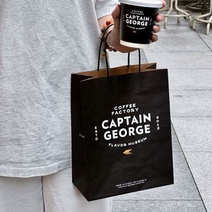 Sacs en papier kraft noir personnalisés, écologiques, recyclables et biodégradables avec poignées pour emballage alimentaire, gobelets à café et bubble tea - Product Image 4