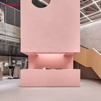 Comptoir de caisse moderne en surface solide rose pour magasin de vêtements pour femmes et dames, kiosque d'accueil, présentoir
